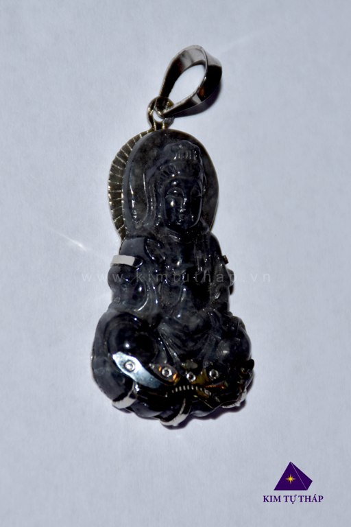Mặt Dây Chuyền Phật Bà Quan Âm và những điều về phong thủy  - Đá Thạch Anh Kim Tự Tháp