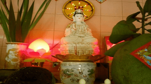 Tượng Phật Mẹ Quan Âm lên bàn thờ không chỉ mang lại vẻ đẹp trang trọng, trang nhã mà còn đem lại linh cảm an lạc cho người xem. Hãy đến để ngắm nhìn tượng Phật Quan Âm đầy sắc nét và có được bước chân vào không gian tâm linh yên bình.