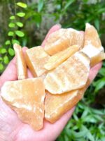 Đá Ngọc Hoàng Long Vàng Vụn Thô rải nền nhà - Ảnh 3