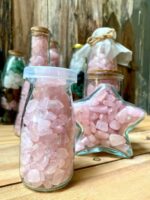 Chai Đá Thạch Anh Vụn Hồng cho mệnh Hỏa, Thổ công dụng tuyệt vời