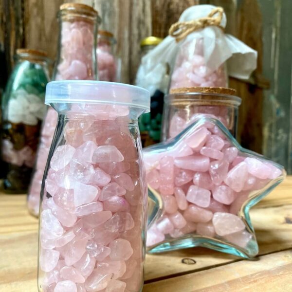 Chai Đá Thạch Anh Vụn Hồng cho mệnh Hỏa, Thổ công dụng tuyệt vời