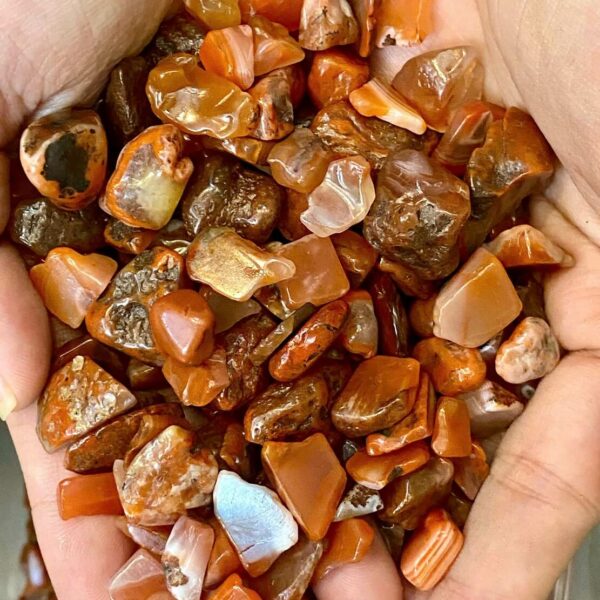 Đá Mã Não đỏ vụn đánh bóng cho mệnh Hỏa, Thổ