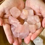 Thạch Anh Hồng Vụn Thô ý nghĩa cho tình thương yêu