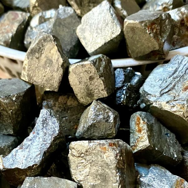 Đá Vàng Găm hàng lớn chọn lựa (siêu Vip) - Trừ tà, trấn trạch