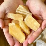 Đá Ngọc Hoàng Long Vàng Vụn Thô rải nền nhà