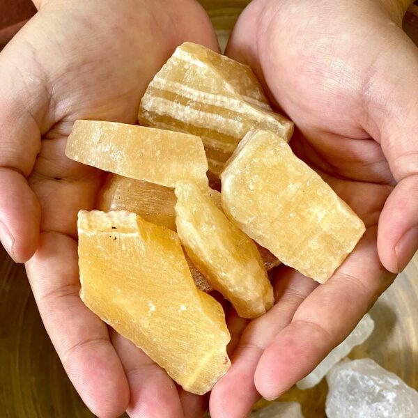 Đá Ngọc Hoàng Long Vàng Vụn Thô rải nền nhà