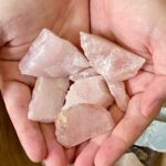 Thạch Anh Hồng Vụn Thô ý nghĩa cho tình thương yêu - Ảnh 2